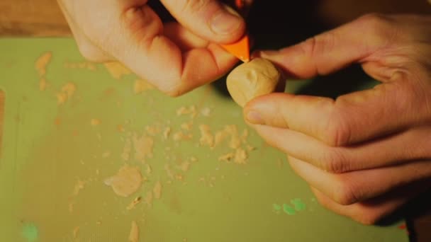 Homme Sculpte Une Figure Plasticine Les Mains Une Planche Pour — Video