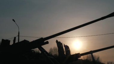 Savaş silah kaide üzerinde parkta gezici