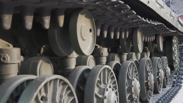 Sovyet Muharebe Tankı Askeri Teçhizat Ile Bir Parkta Bir Kaide — Stok video