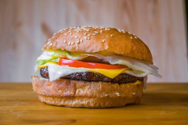 Lezzetli ve juicy burger iştah açıcı köfte ve taze sebze