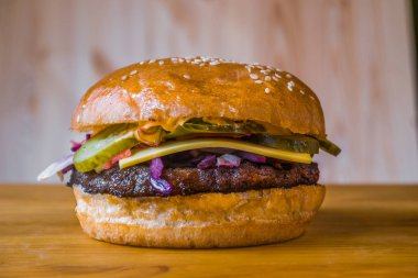 Lezzetli ve juicy burger iştah açıcı köfte ve taze sebze