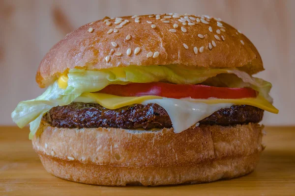 食欲をそそるミートボールと新鮮な野菜でおいしい ジューシーなハンバーガー — ストック写真