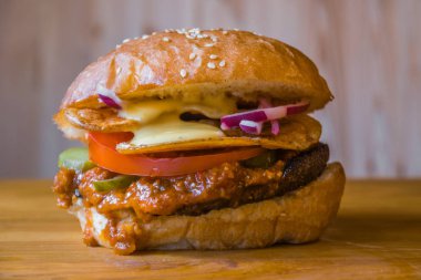 Sulu taze hamburger eti chop ile. Hamburger, çizburger, domates ve salata ile