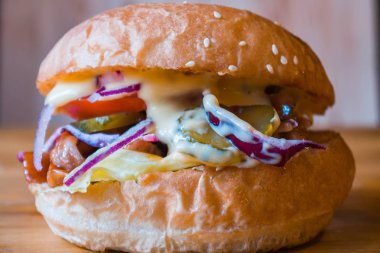 Sulu taze hamburger eti chop ile. Hamburger, çizburger, domates ve salata ile