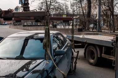 Şehir merkezinde araba boşaltılmasında. Arabayı çekici için kaldırdı