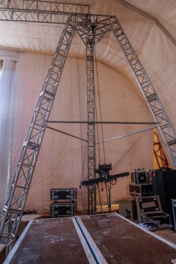 Konser sahnesi için katmandan yapılar oluşturuluyor