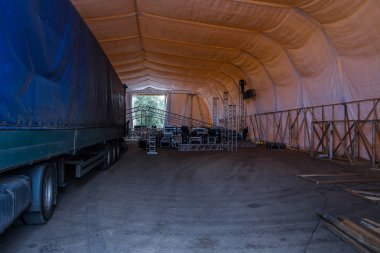 Konser sahnesi için katmandan yapılar oluşturuluyor