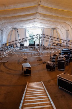 Konser sahnesi için katmandan yapılar oluşturuluyor