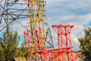 Nehir geçen teller için yüksek bir elektrik destek inşa