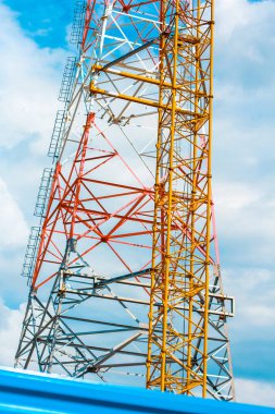 Nehir geçen teller için yüksek bir elektrik destek inşa