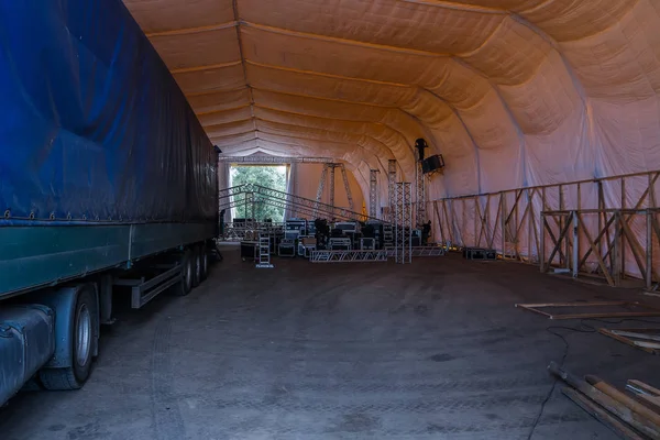 Konser sahnesi için katmandan yapılar oluşturuluyor