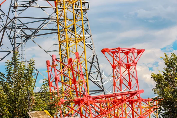 Nehir geçen teller için yüksek bir elektrik destek inşa