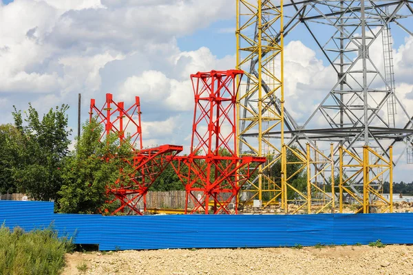 Nehir geçen teller için yüksek bir elektrik destek inşa