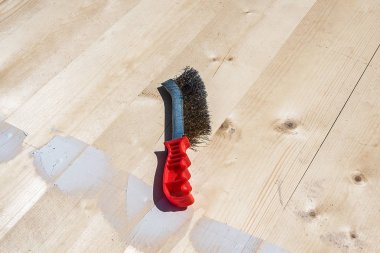 Kırmızı saplı bir metal için fırça. İş takım