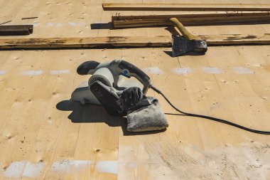 Bileme Makinası ahşap arka plan üzerinde. İnşaat tamamlandıktan sonra