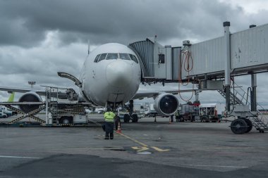 Çekmece kol havaalanında uçak altındadır. Yatılı yolcular için hazırlık. Personel işleri