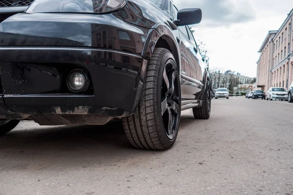 Carro Com Rodas Bonitas Estacionamento Perto Centro Negócios Vista Baixo — Fotografia de Stock