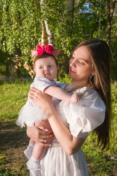 Schöne Junge Mutter Mit Einer Kleinen Tochter Wald Bei Einem — Stockfoto