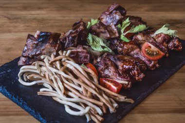 Çeşitli atıştırmalıklar barda bira için. Et, peynir, ızgara soğan halkaları ve kızartılmış