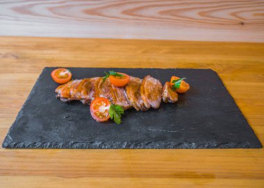 taş bir gemide sebzeli et. domates. ve baharat, lezzetli bir yemek