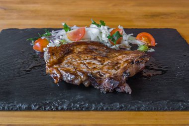 taş bir gemide sebzeli et. domates. ve baharat, lezzetli bir yemek