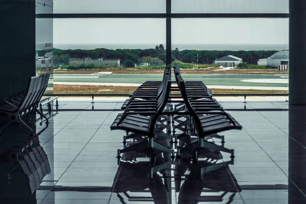Poltronas Aeroporto Sala Espera Partida Com Vista Para Faixa Descolagem — Fotografia de Stock