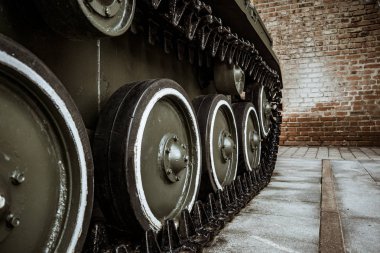 Eski Sovyet askeri makine tırtıllar. Parkta vardır askeri teçhizat sergiler.