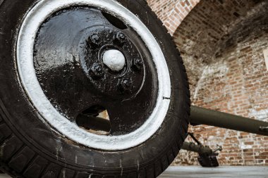 Eski Sovyet askeri makine tekerlek. Askeri teçhizat ve sergiler parkta