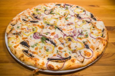 Pizza çok lezzetli taze pizza. Çeşitli dolgular