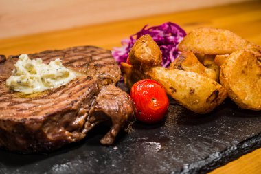 Izgarada pişmiş sebzeler, lezzetli et. Taze ve sulu yemek