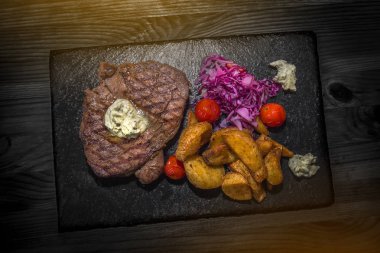 Izgarada pişmiş sebzeler, lezzetli et. Taze ve sulu yemek