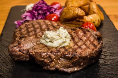Izgarada pişmiş sebzeler, lezzetli et. Taze ve sulu yemek