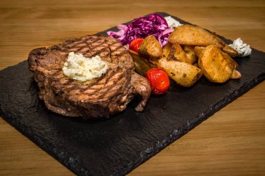 Izgarada pişmiş sebzeler, lezzetli et. Taze ve sulu yemek