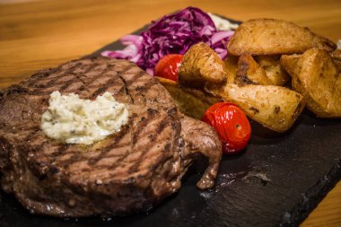 Izgarada pişmiş sebzeler, lezzetli et. Taze ve sulu yemek