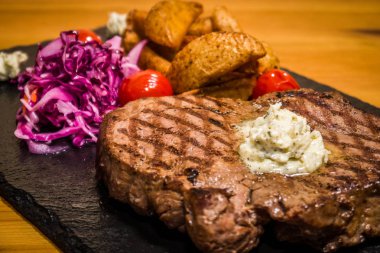 Izgarada pişmiş sebzeler, lezzetli et. Taze ve sulu yemek