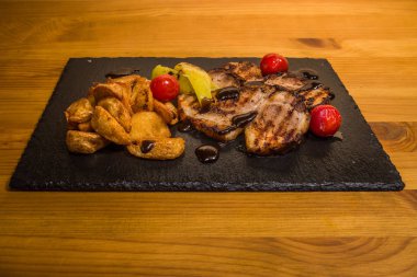 Izgarada pişmiş sebzeler, lezzetli et. Taze ve sulu yemek