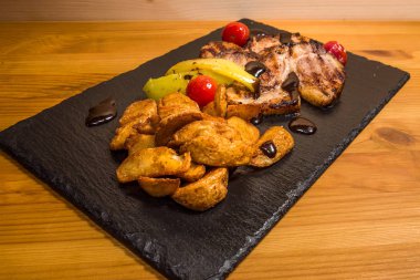 Izgarada pişmiş sebzeler, lezzetli et. Taze ve sulu yemek