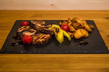 Izgarada pişmiş sebzeler, lezzetli et. Taze ve sulu yemek