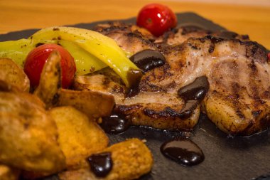 Izgarada pişmiş sebzeler, lezzetli et. Taze ve sulu yemek