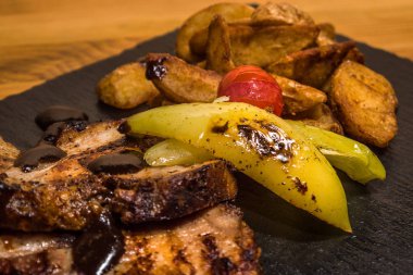 Izgarada pişmiş sebzeler, lezzetli et. Taze ve sulu yemek