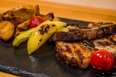 Izgarada pişmiş sebzeler, lezzetli et. Taze ve sulu yemek