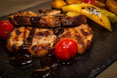 Izgarada pişmiş sebzeler, lezzetli et. Taze ve sulu yemek