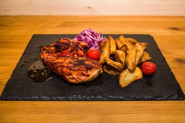 Izgarada pişmiş sebzeler, lezzetli et. Taze ve sulu yemek