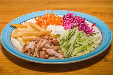 Lezzetli salata taze sebze ile baharat bir plaka üzerinde. Avrupa Cafe