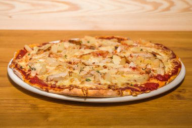 Pizza çok lezzetli taze pizza. Çeşitli dolgular