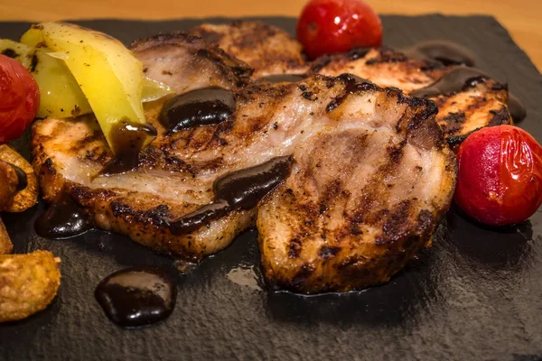 Izgarada pişmiş sebzeler, lezzetli et. Taze ve sulu yemek