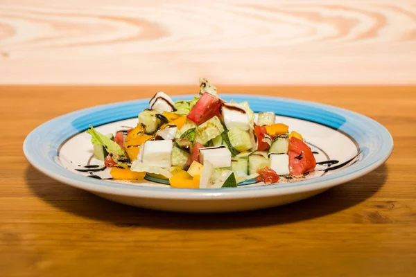 Délicieuse Salade Légumes Frais Avec Des Épices Dans Une Assiette — Photo