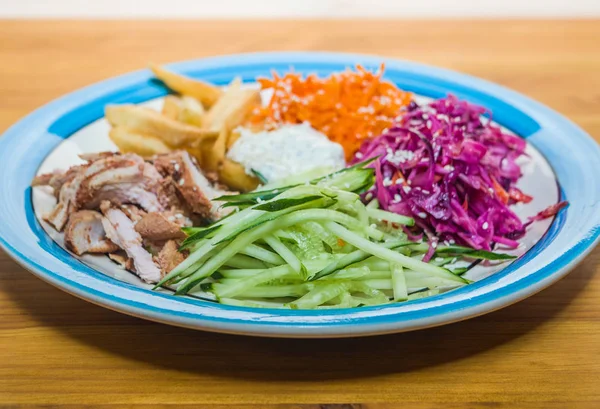 Leckerer Salat Mit Frischem Gemüse Und Gewürzen Auf Einem Teller — Stockfoto