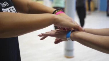 Eller iki kız dans, salsa üzerinde ana sınıfı. Dans Okulu egzersiz