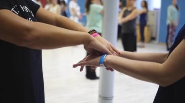 Eller iki kız dans, salsa üzerinde ana sınıfı. Dans Okulu egzersiz
